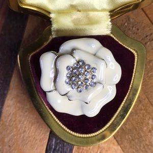 Cream and gold flower ring with rhinestone center